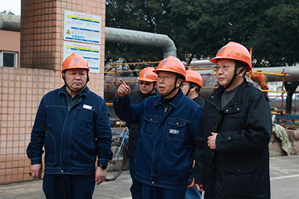 瀘天化股份公司總經(jīng)理傅利才一行深入大修現(xiàn)場檢查指導工作